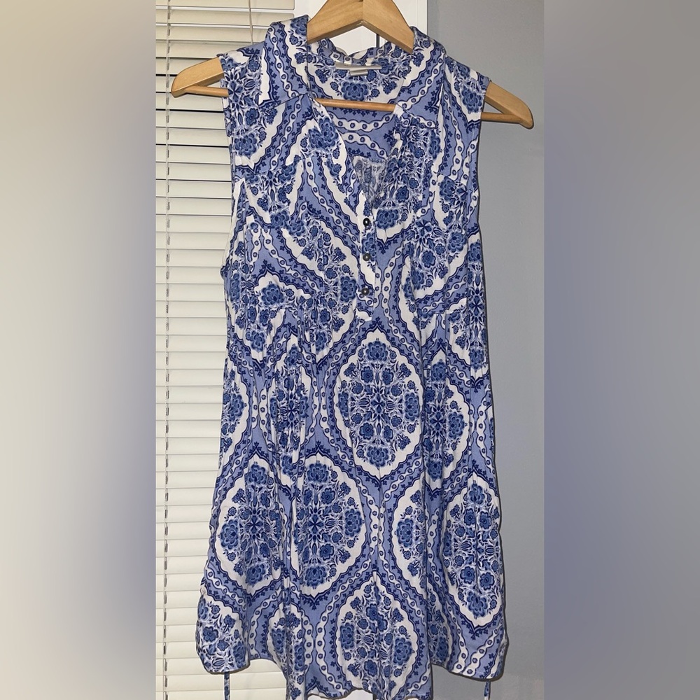 Sleeveless maternity top